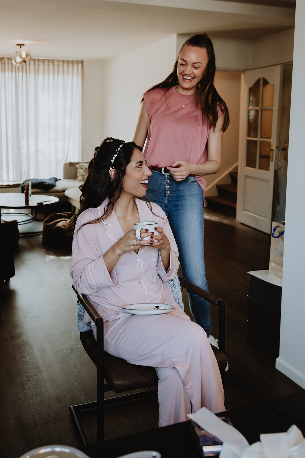 Bruid tijdens make-up voorbereiding trouwdag