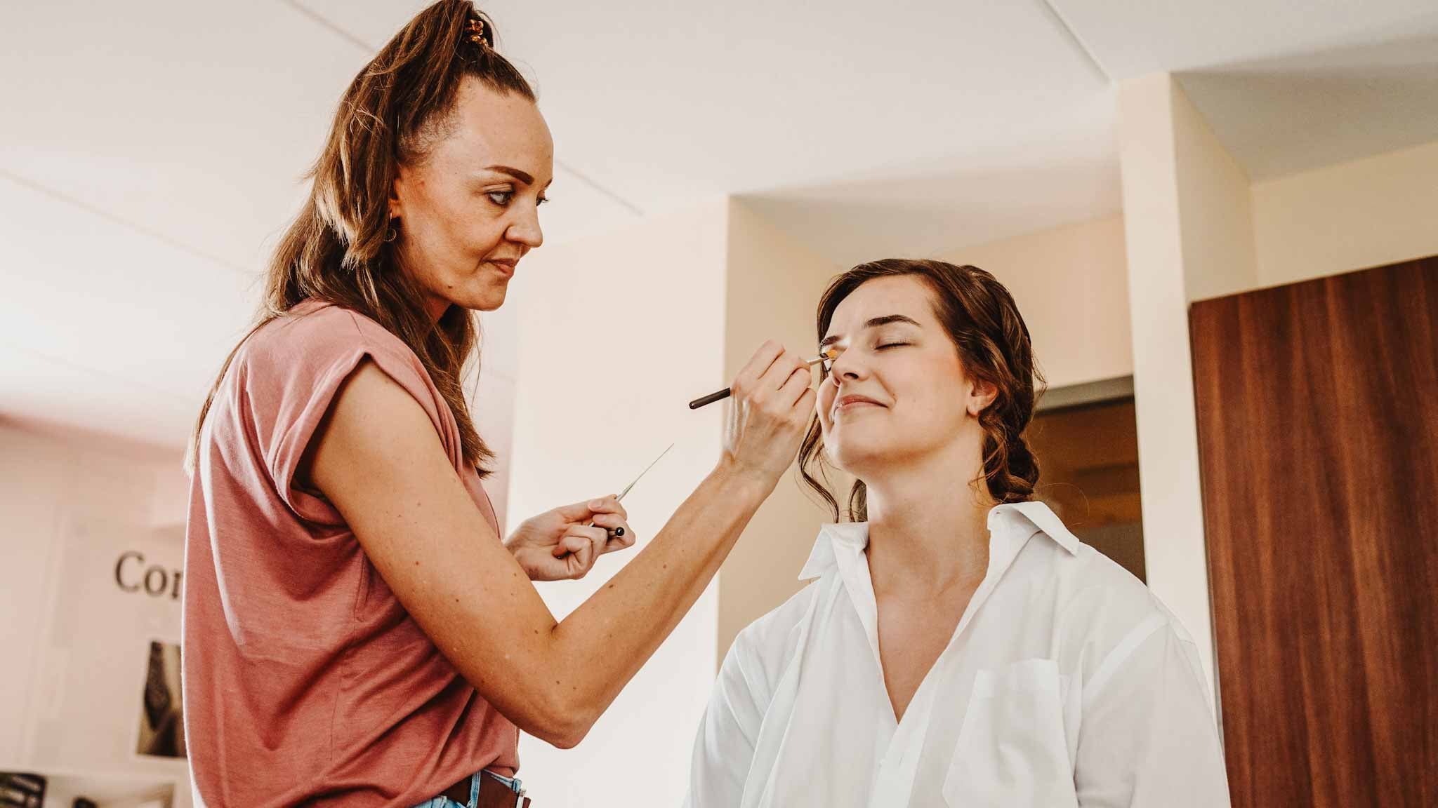 Subtiele bruidsmake-up Bellalicious op locatie van een bruiloft